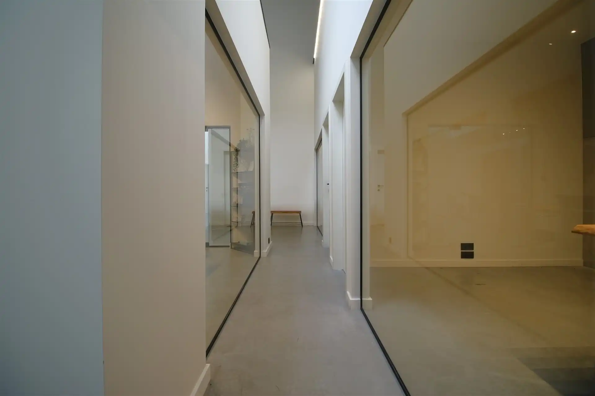 Ingerichte KMO-unit met burelen en magazijnen foto 13