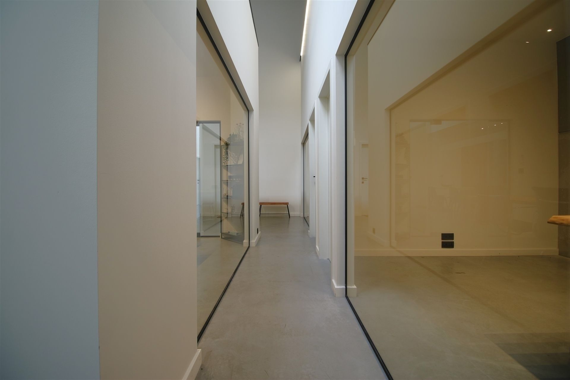 Ingerichte KMO-unit met burelen en magazijnen foto 13