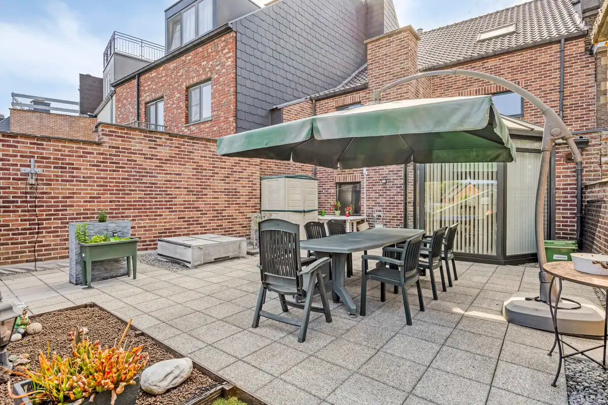 GEHEEL VAN DUPLEX EN VERHUURD HANDELSGELIJKVLOERS  IN CENTRUM VAN BILZEN. foto 9