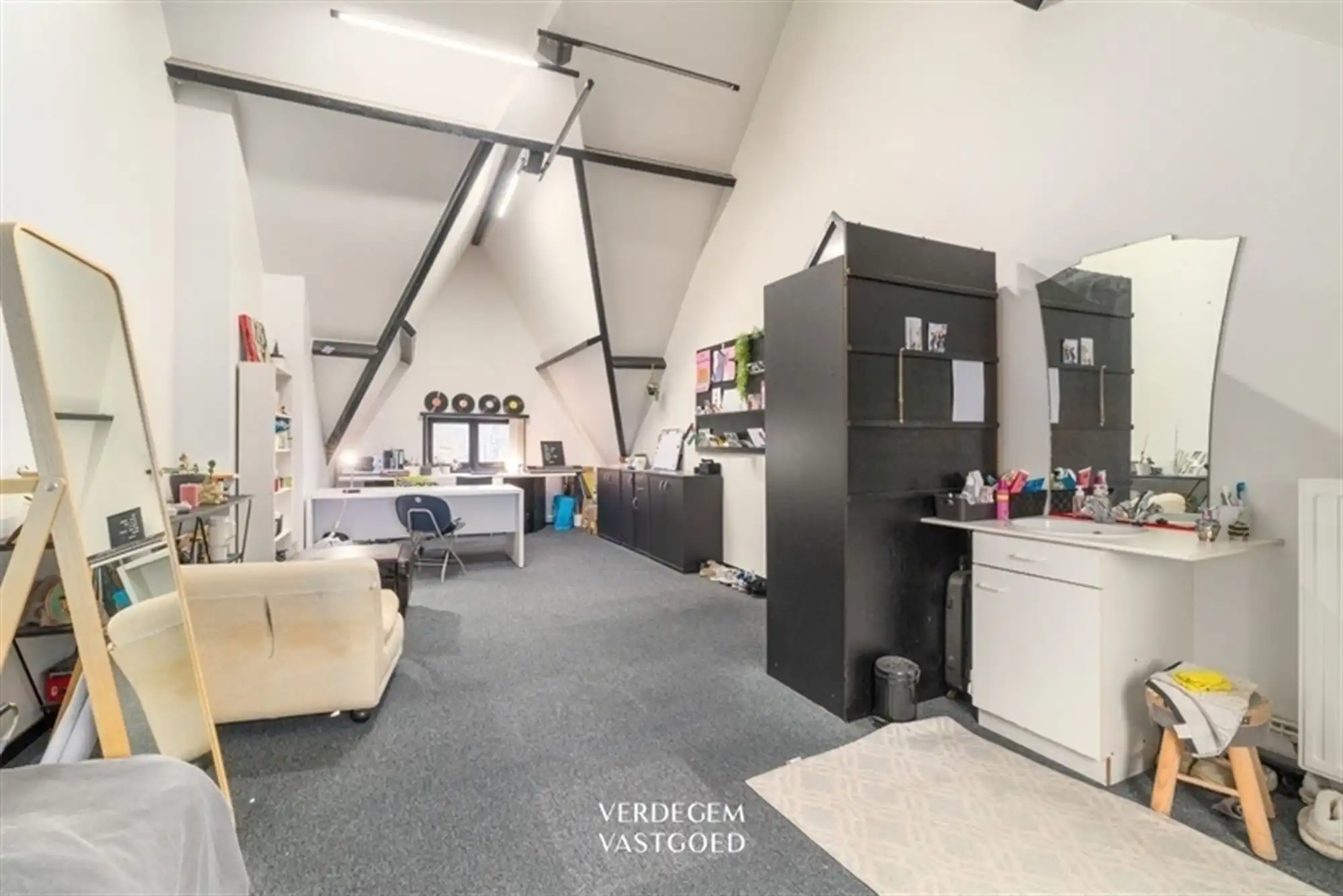 Architecturale woning met meerdere slaapkamers, garage en prachtige tuin foto 15