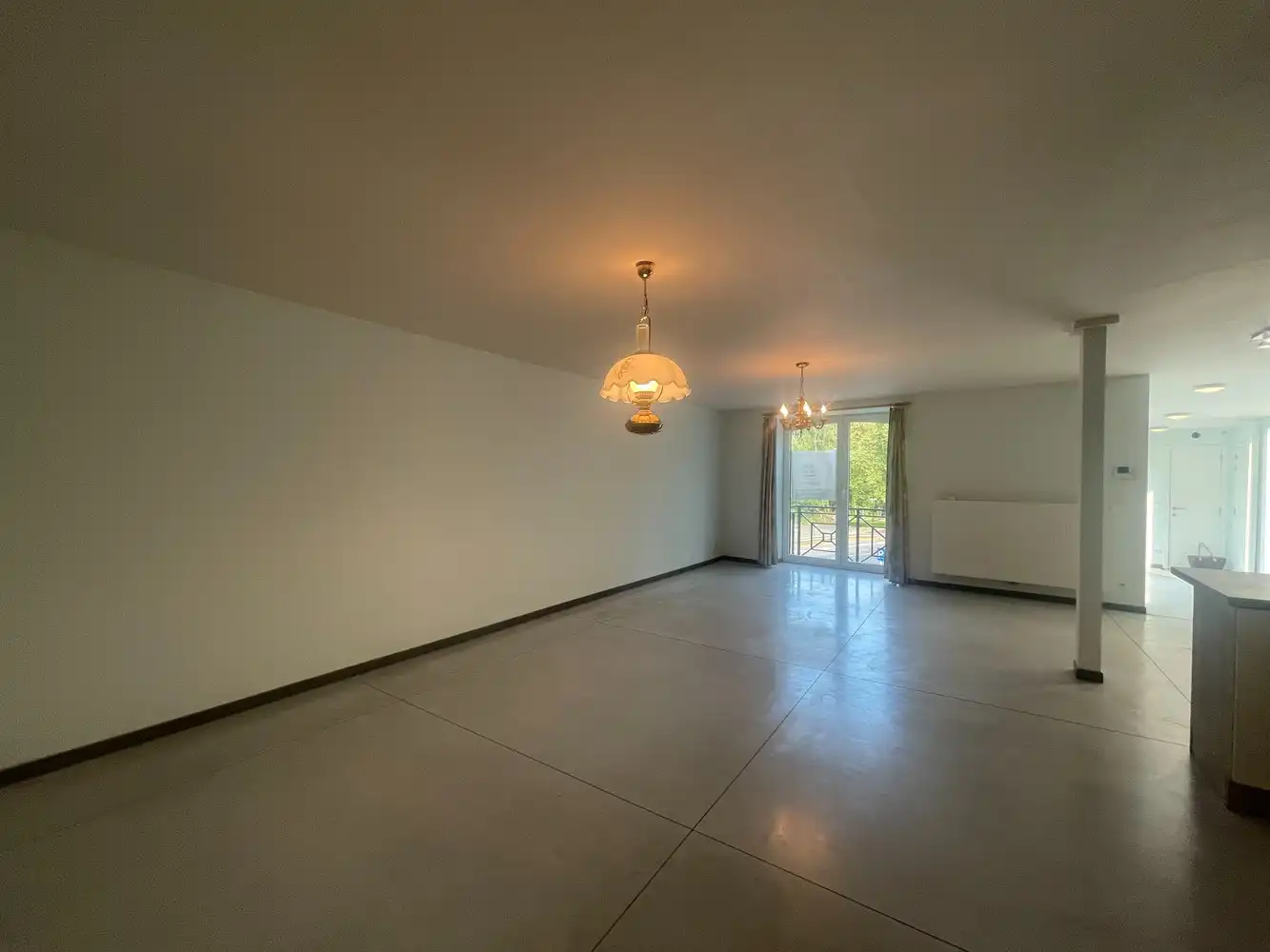 Lichtrijk appartement met balkon in gebouw met lift foto 8