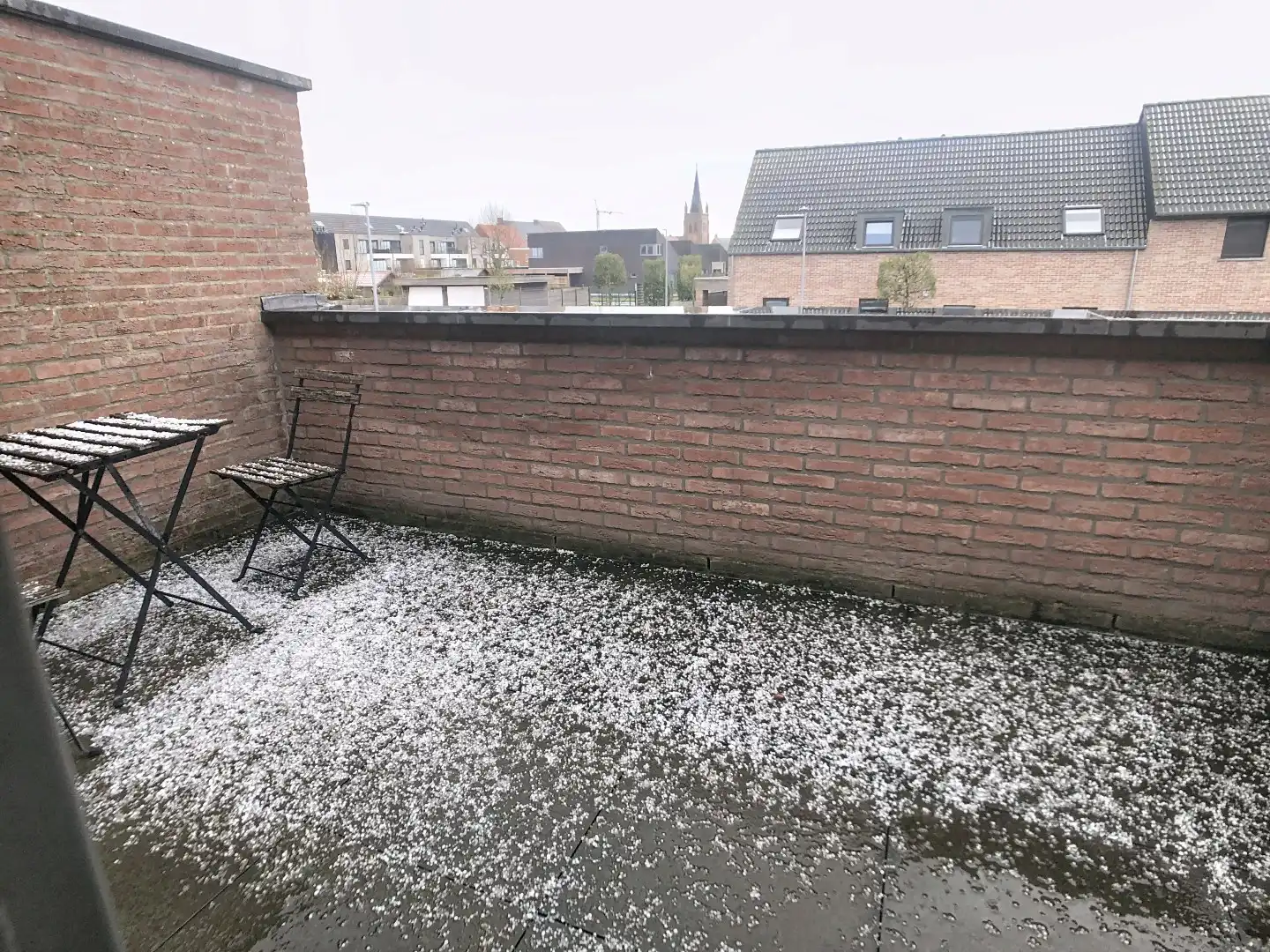 Zeer verzorgd duplex-appartement in centrum Westrozebeke, met tuintje, terras en carport foto 11