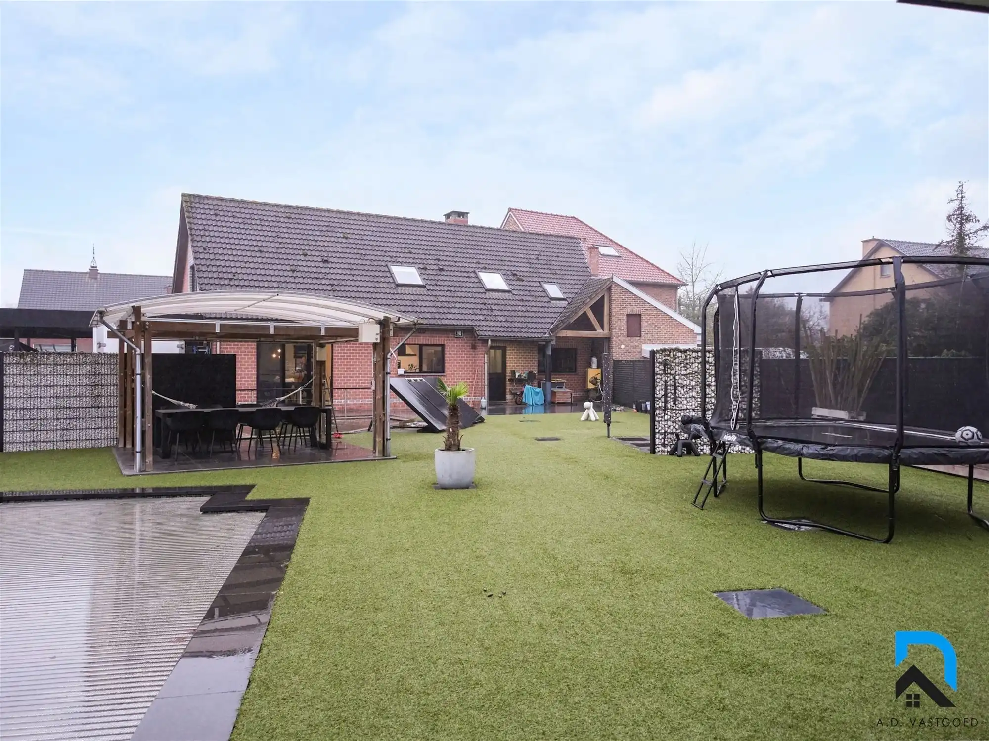 Ruime woning met prachtige tuin foto 2