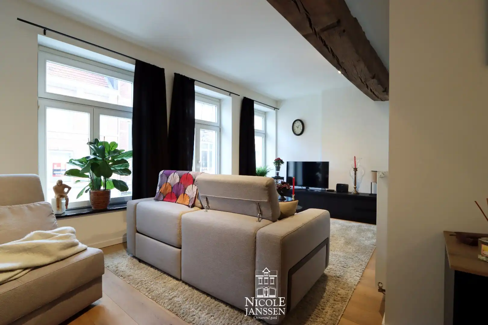 Trendy appartement met gezellig binnenterras en lift in het hartje van Maaseik foto 4