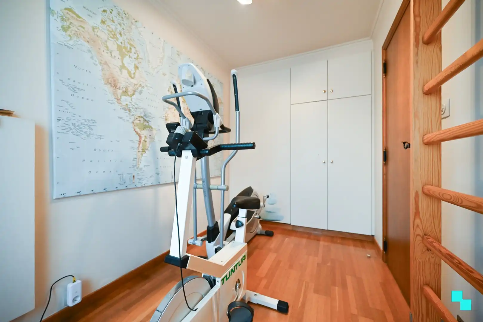 Verrassend ruime woning op hoekperceel te Izegem, Bosmolens foto 16