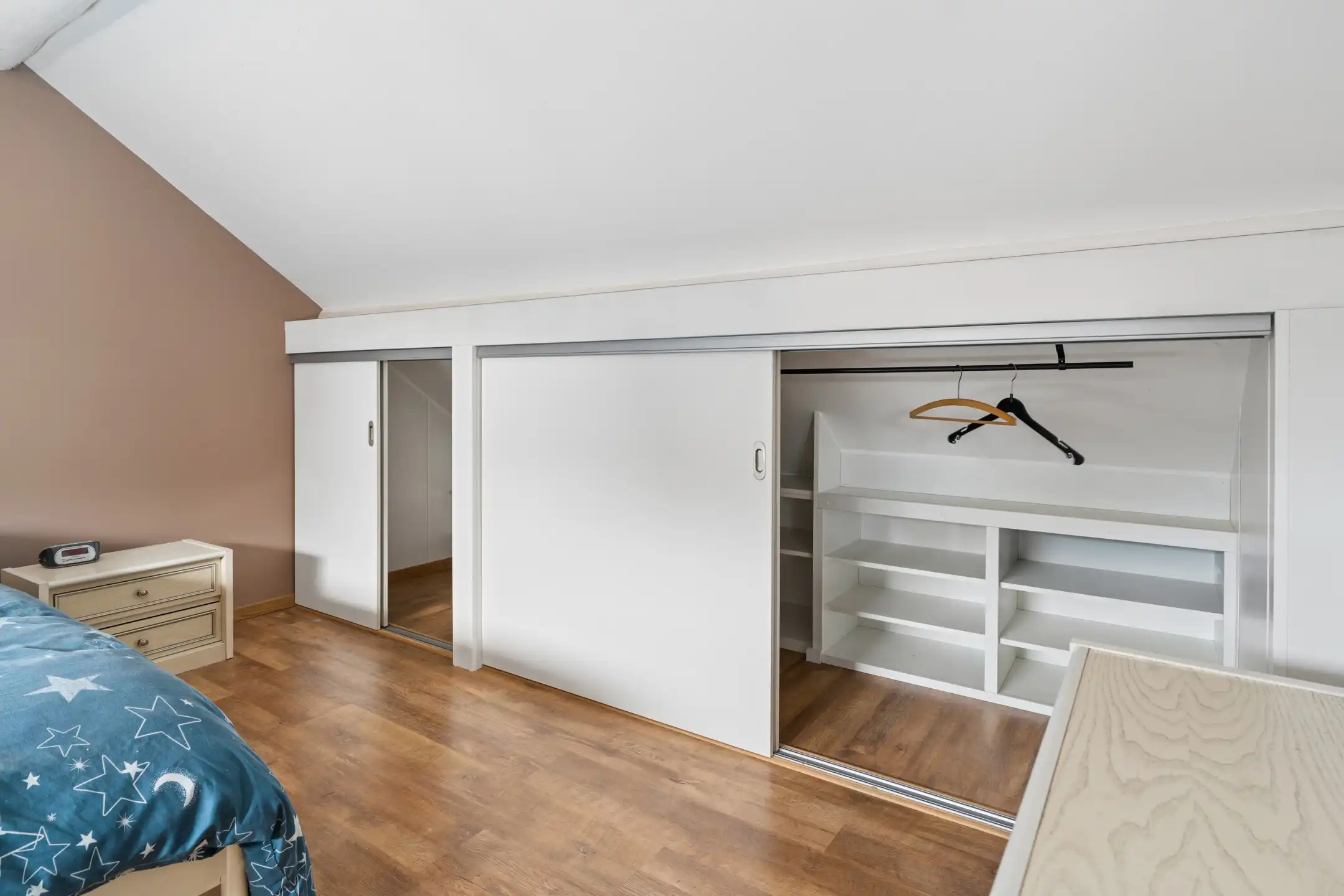 Charmante 3-gevelwoning met garage en tuin foto 16