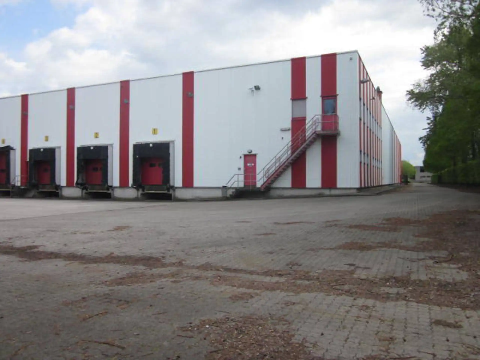 Mechelen-Noord: magazijn 1.500m² met meerdere loskades foto 4