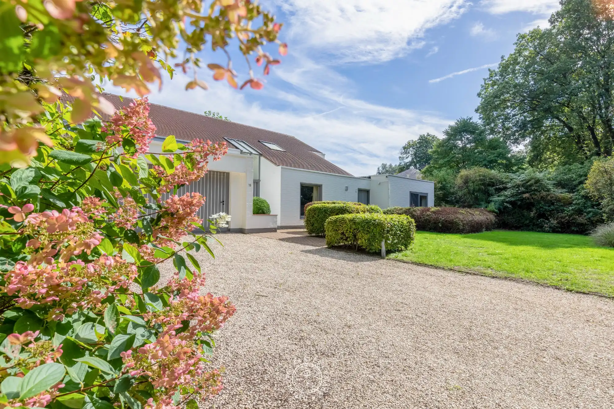 Residentiële villa op een uitzonderlijk groen perceel van meer dan 2.000 m² in de gegeerde Eikenlaan te Belsele foto 2