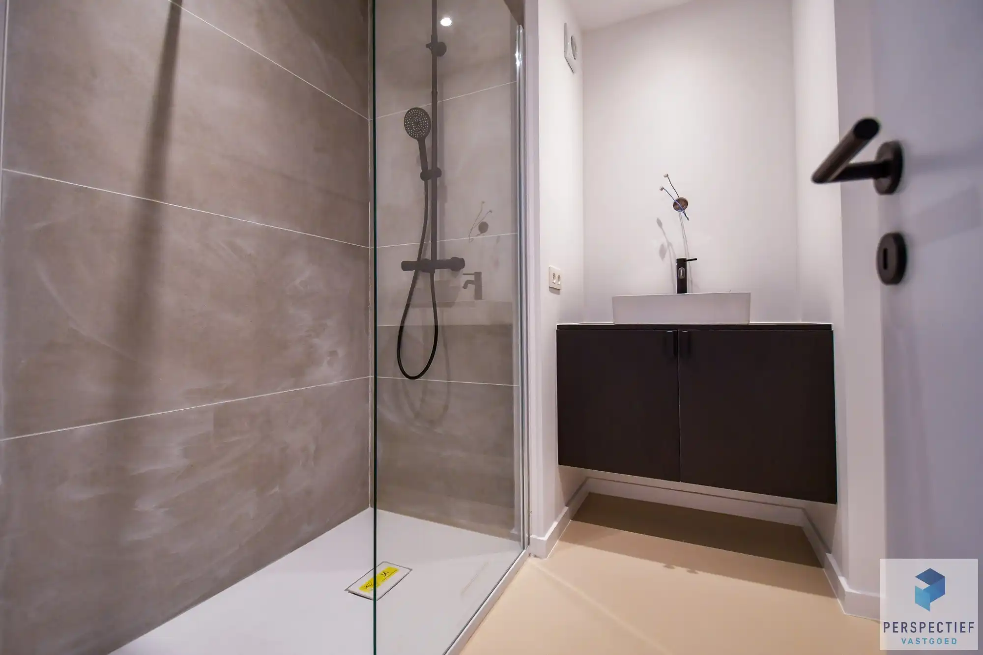 RUIM LICHTRIJK GERENOVEERD APPARTEMENT aan het LEOPOLD PARK foto 9