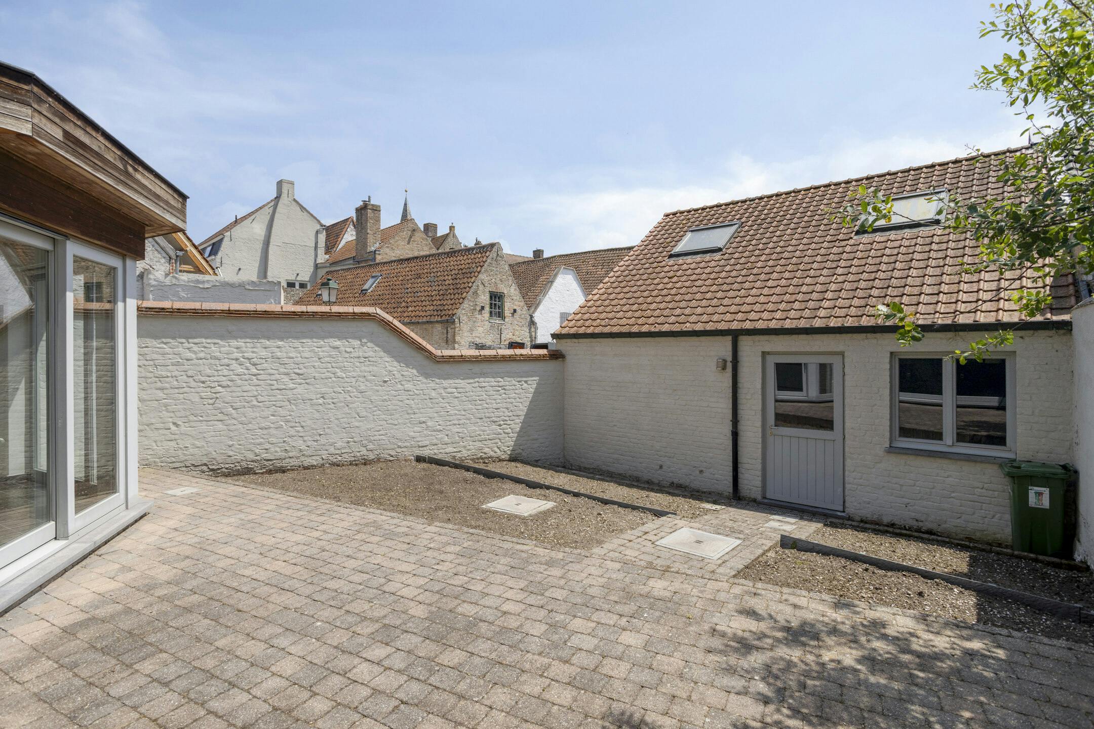 Hedendaags huis met 3 slaapkamers & garage in hartje Damme foto 5