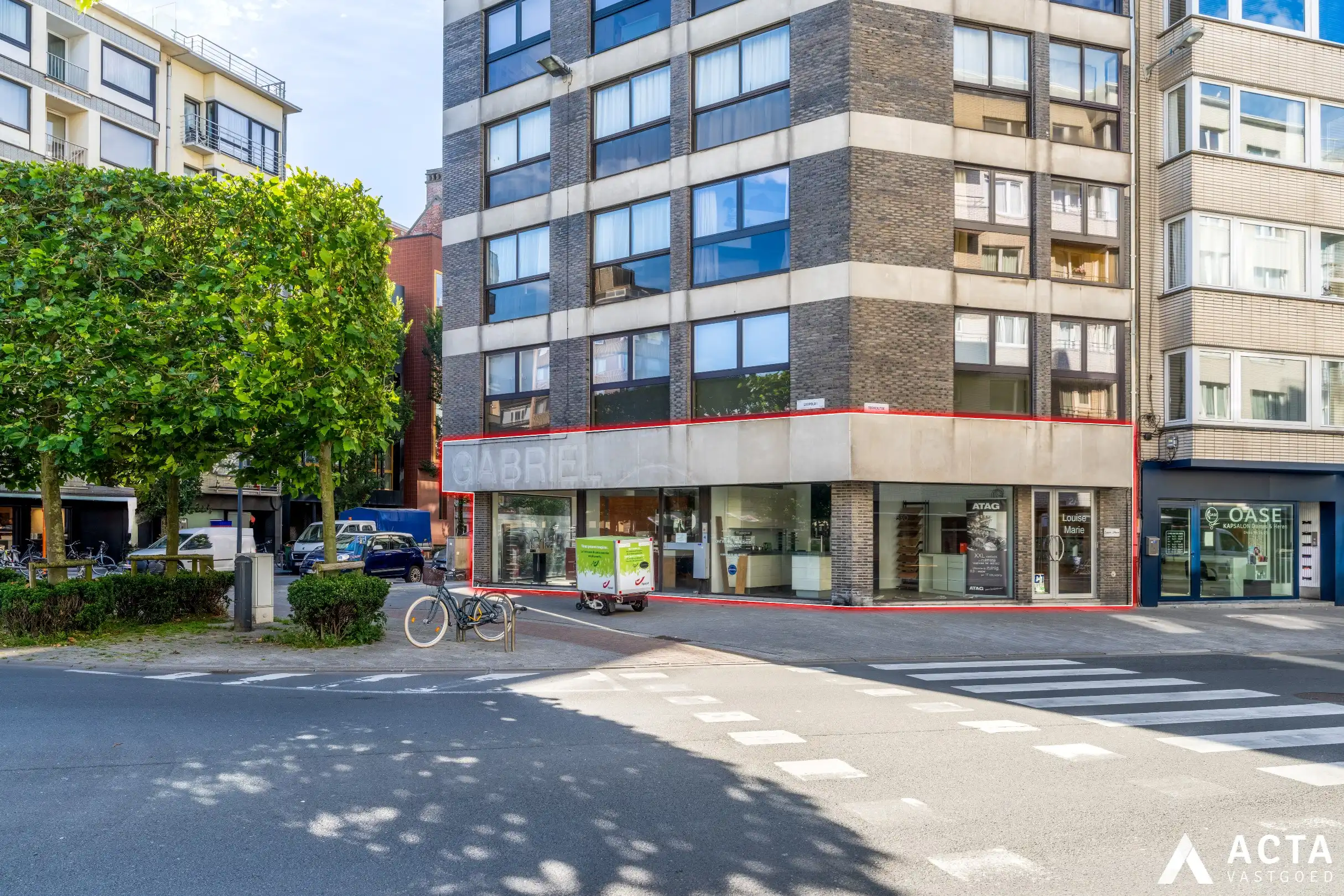 Uitstekend gelegen handelspand met uitzonderlijke visibiliteit foto {{pictureIndex}}