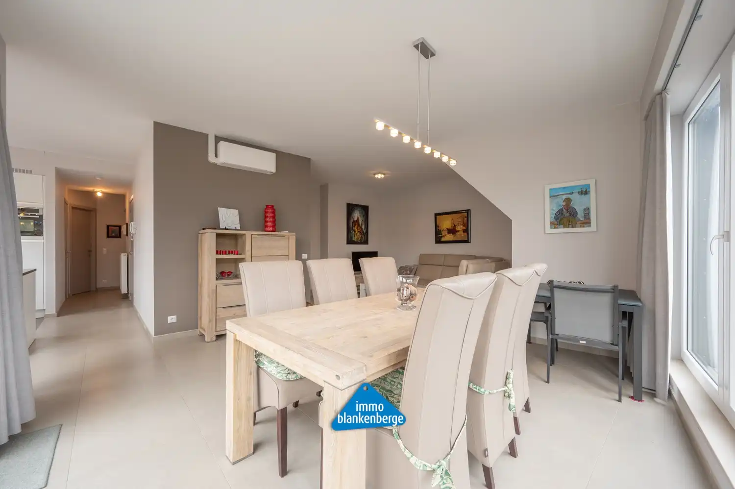 Uniek dakappartement met 3 slaapkamers en 2 badkamers. foto {{pictureIndex}}