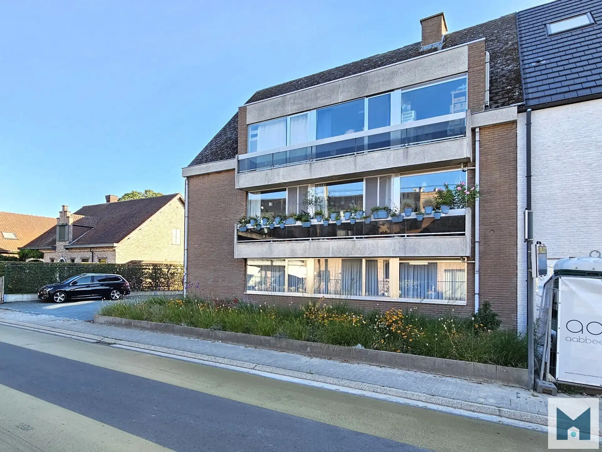 Ruim gerenoveerd app. met 3 slpks, een garage en gem. tuin! foto 2