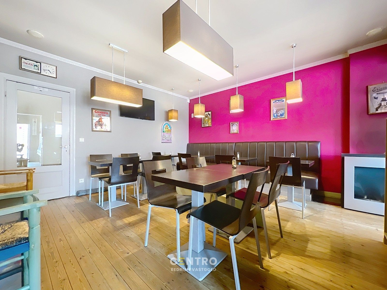 Woning met commerciële ruimte (eenvoudig om te vormen naar ruime leefruimte), 240m² bewoonbaar, extra tuinbergingen en DUBBELE garage te Torhout. foto 15
