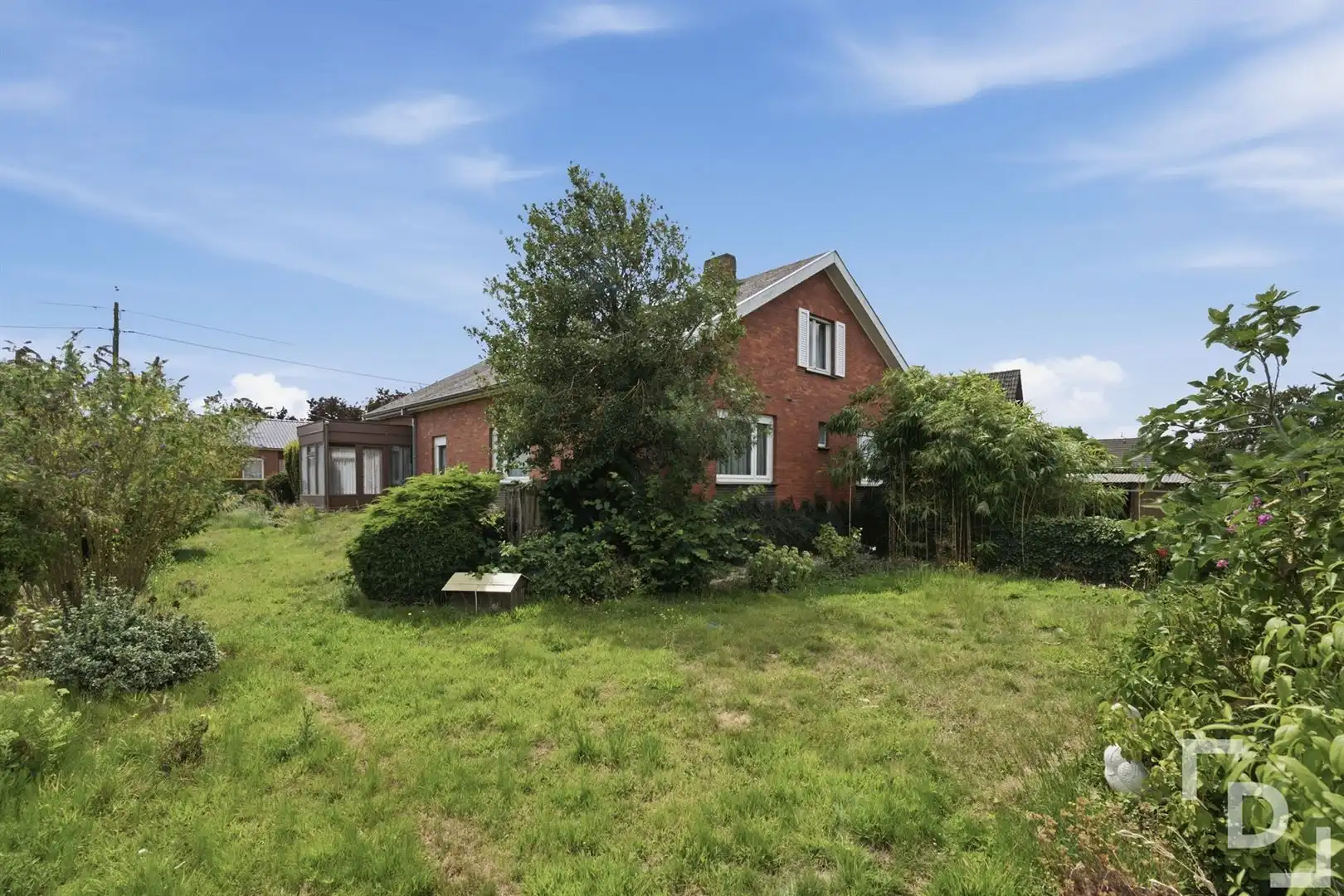 Losstaande woning met landelijke verzichten te koop in Ieper. foto 24