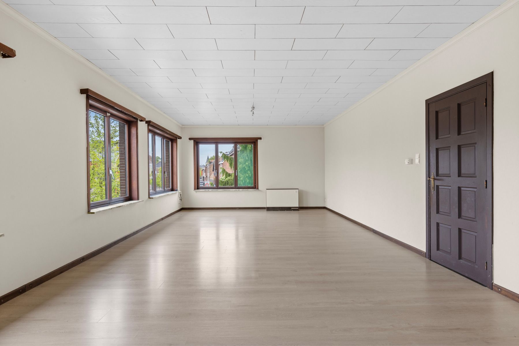 Hoofdfoto van de publicatie: Zeer ruim appartement - te renoveren met 3 slpk's en riante zolder
