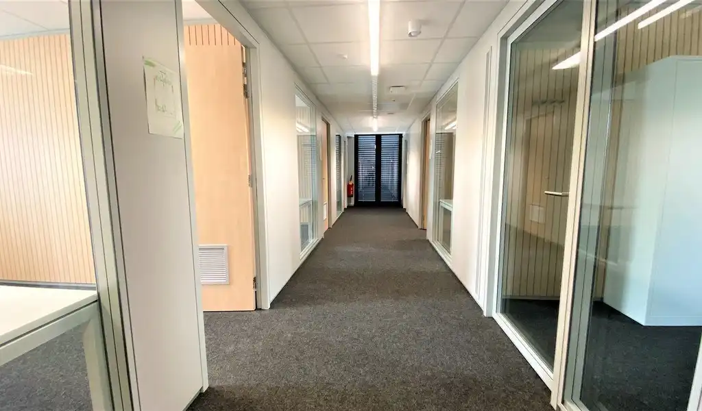 Vernieuwde kantoren te huur op toplocatie in Zwijnaarde foto 9