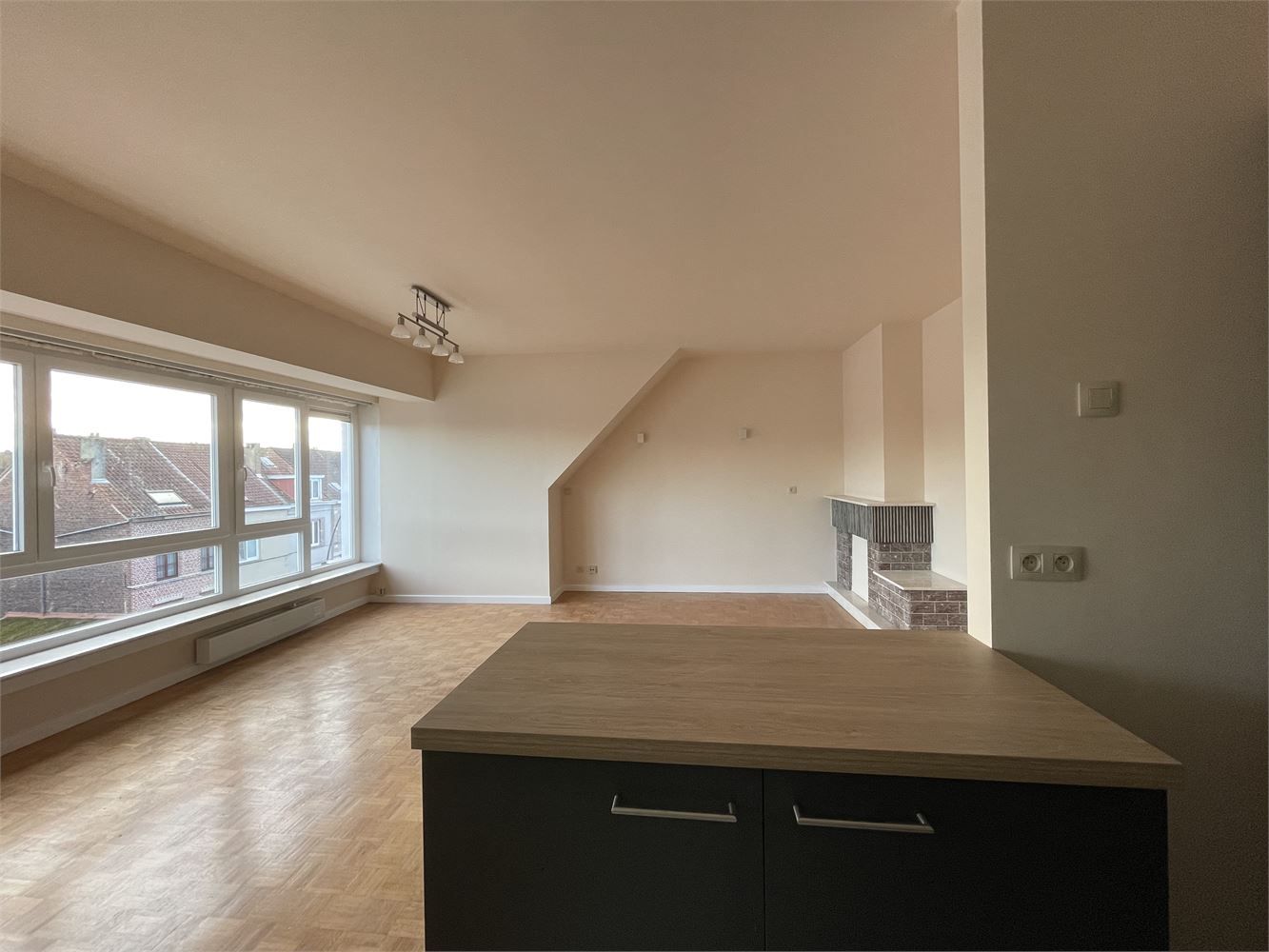 Gerenoveerd appartement met 2 slaapkamers en autostaanplaats foto 4