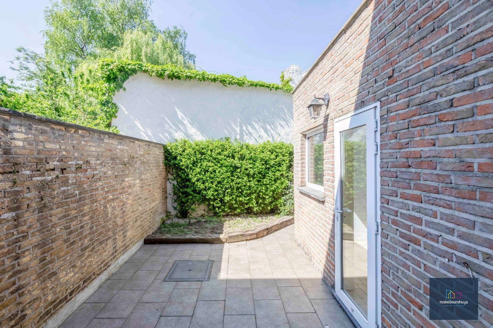 Centraal gelegen halfopen bebouwing met stadskoer foto 2