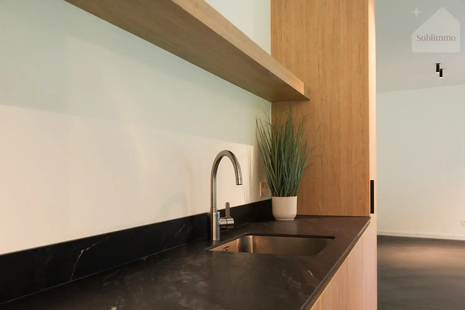 Volledig gerenoveerde karakterwoning met prachtige aangelegde tuin, polyvalente ruimte en 3 slaapkamers foto 9