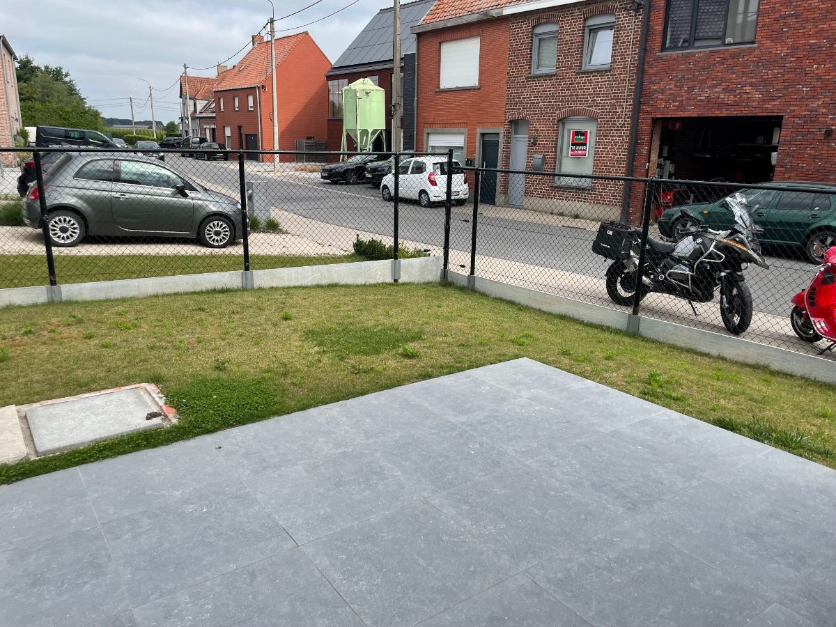 Drie slaapkamer EENGEZINSWONING met garage & tuin foto 9