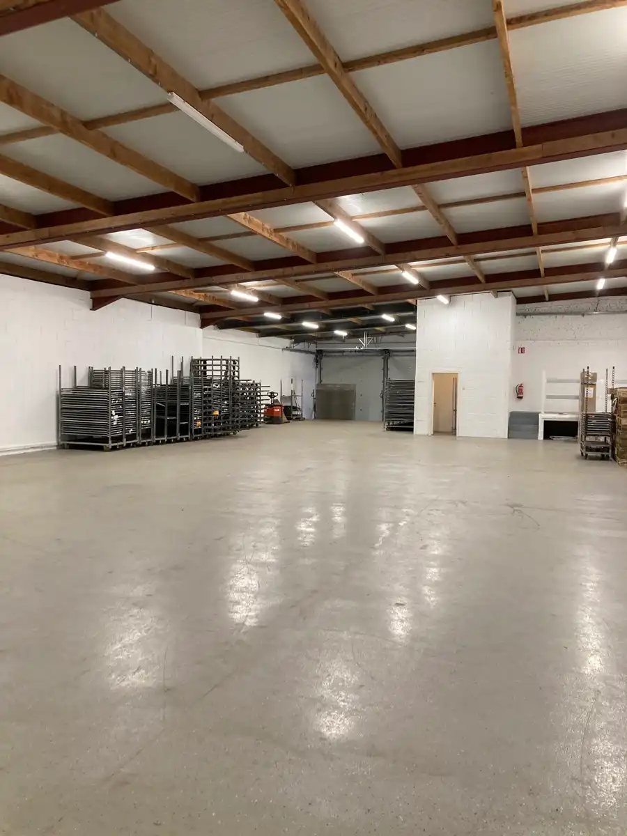 multifunctionele bedrijfsgebouw in perfecte staat met laad en loskaaien vooraan het gebouw. foto 8