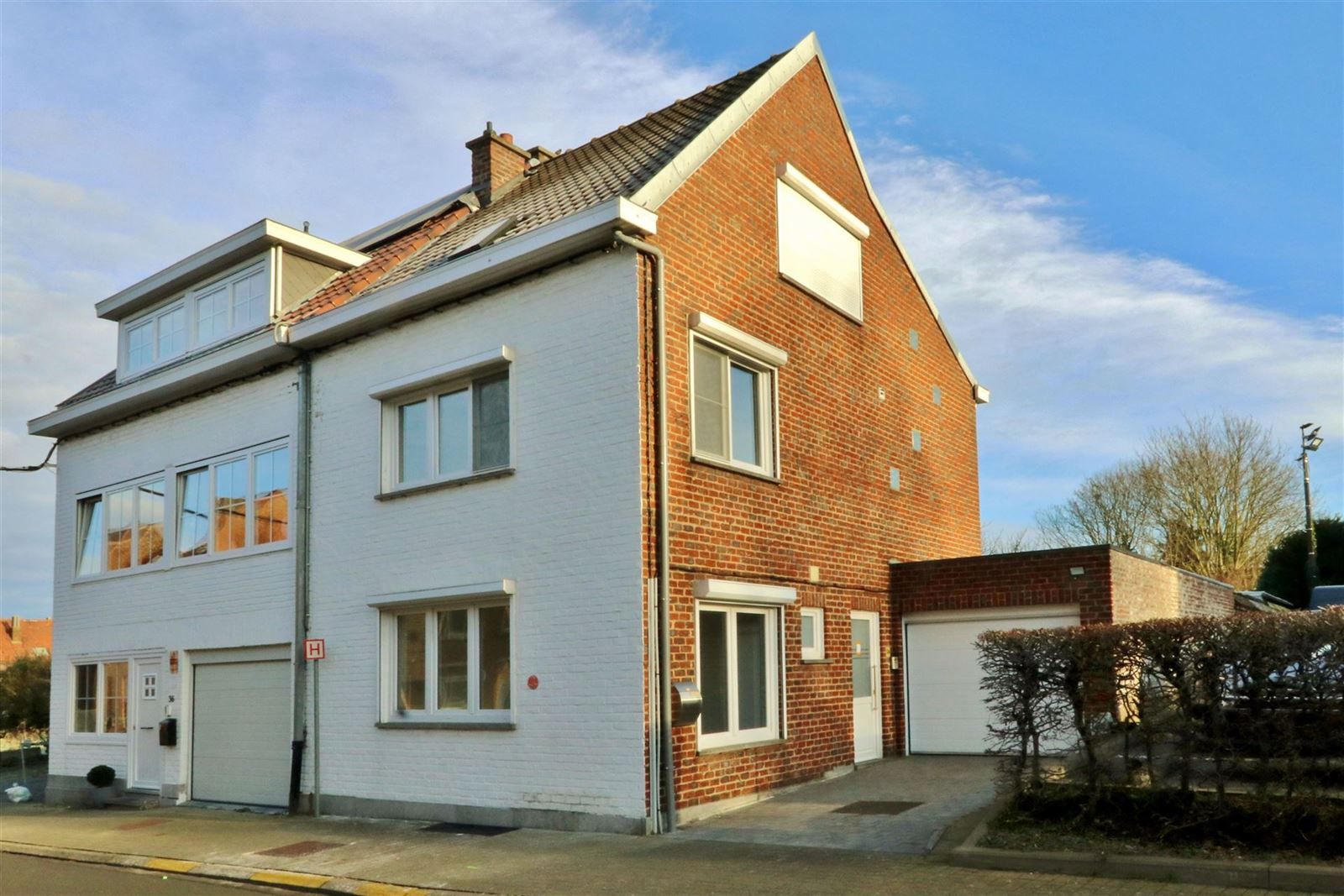 Goed gelegen 3-gevelwoning met 3 slaapkamers, tuin, atelier en garage foto {{pictureIndex}}