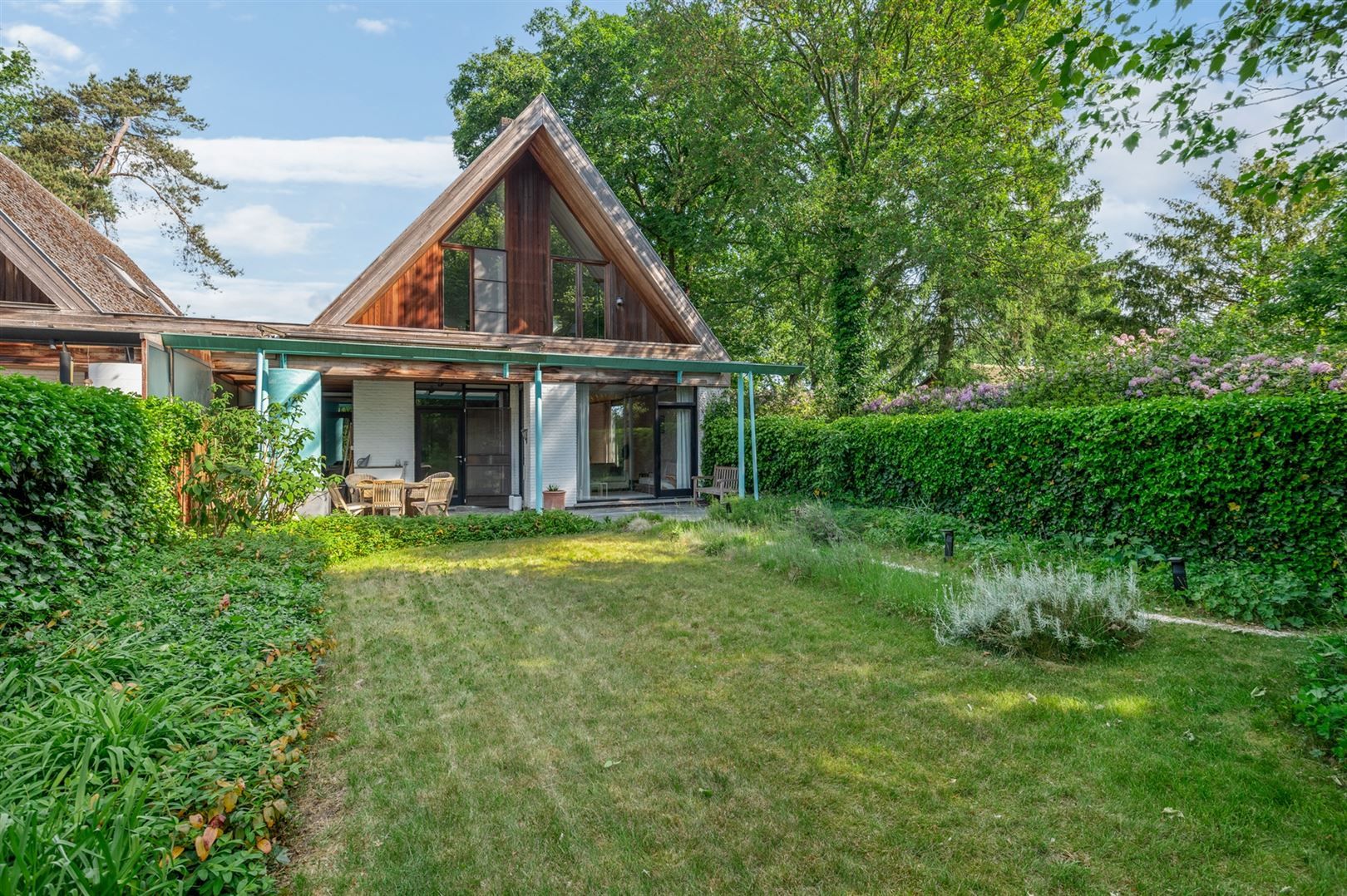 Te renoveren woning met grote tuin en garages in landelijke omgeving foto 3