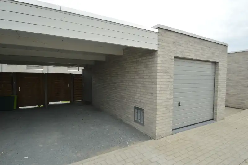 Recente lage-energiewoning met mooie tuin en garage foto 14