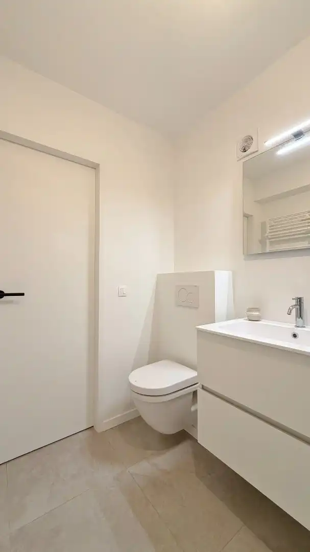 Stijlvol gerenoveerd appartement op toplocatie in het centrum van Ieper. foto 14