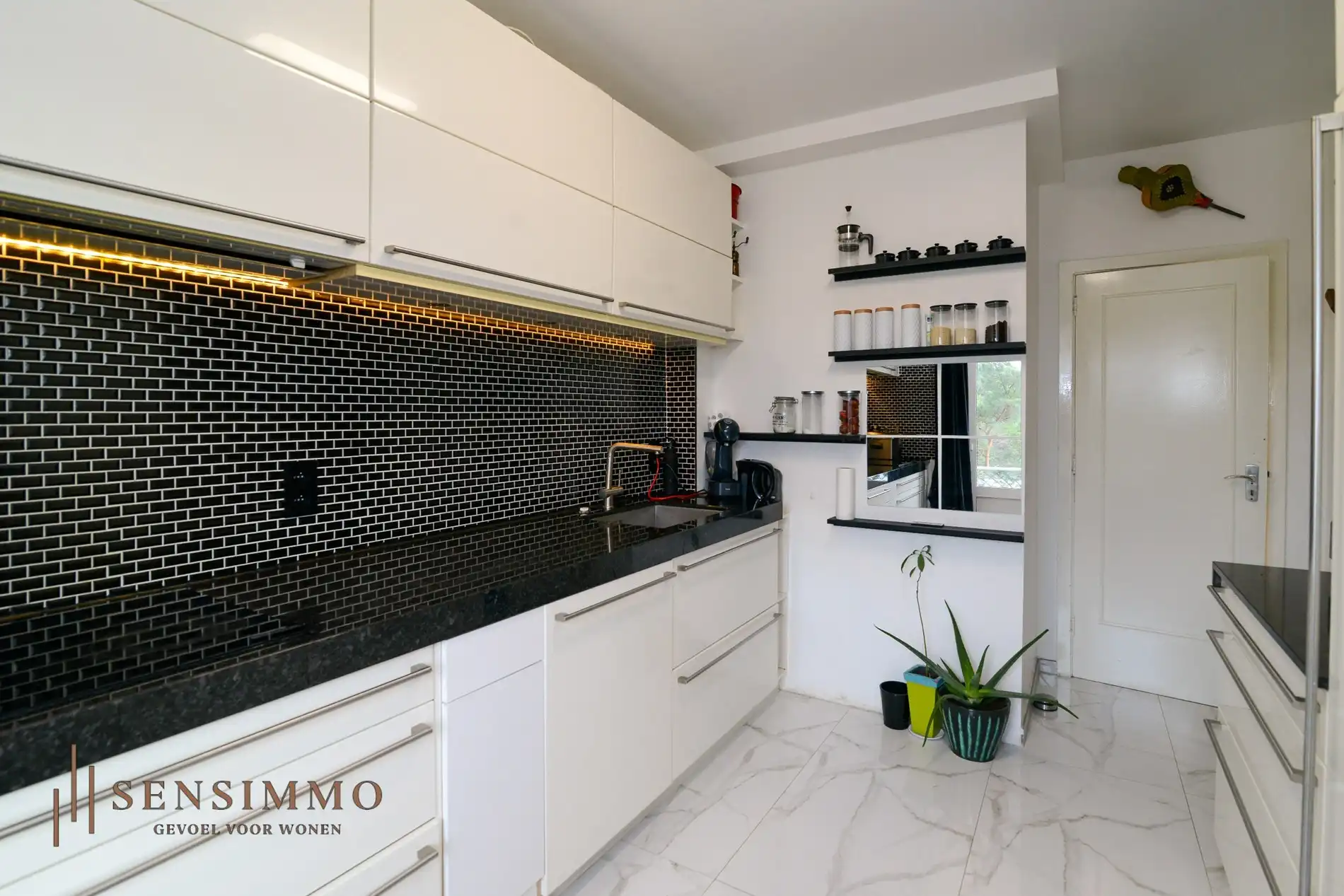 Lichtrijk en ruim 4 slaapkamer appartement met parking vlakbij Genk centrum! foto 10