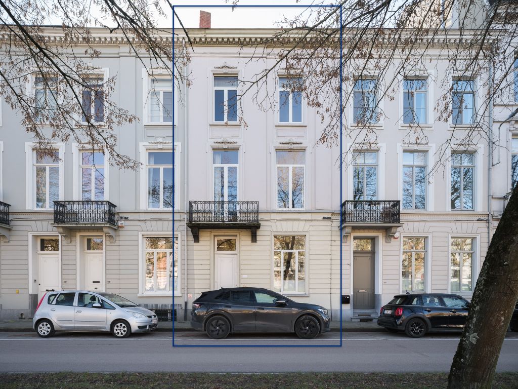 Karaktervolle herenwoning (= kantoor) met buitenruimte aan de Coupure foto {{pictureIndex}}