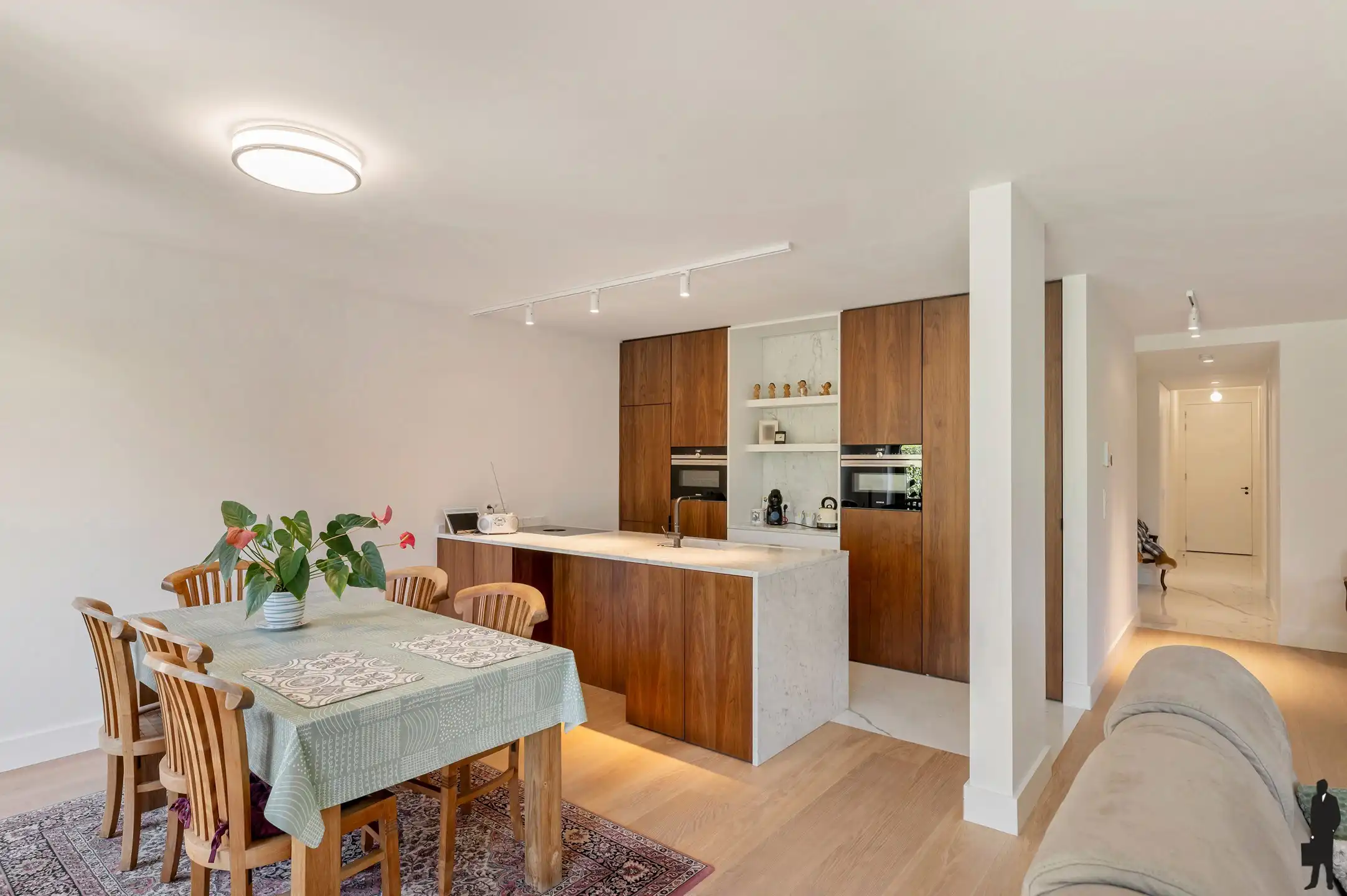 Ruim luxueus afgewerkte gelijkvloers appartement (2019) met tuin en garagebox!  foto 3