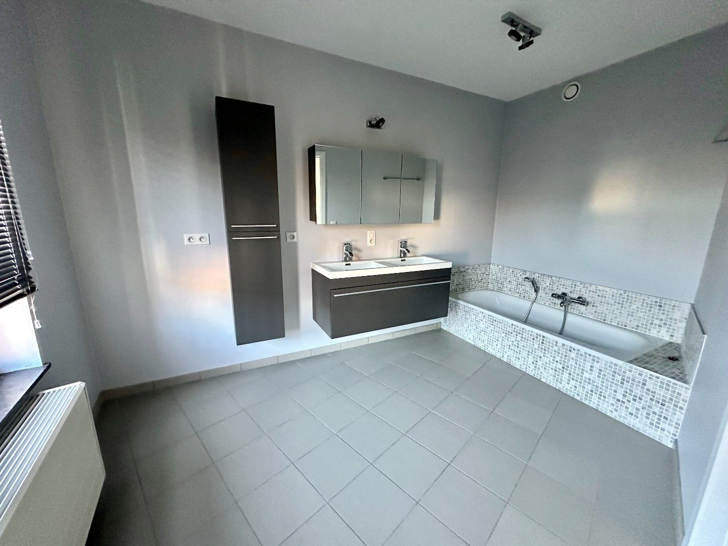 Gezellig duplexappartement op de 2e verdieping, centraal gelegen in het hart van Tongeren. foto 8