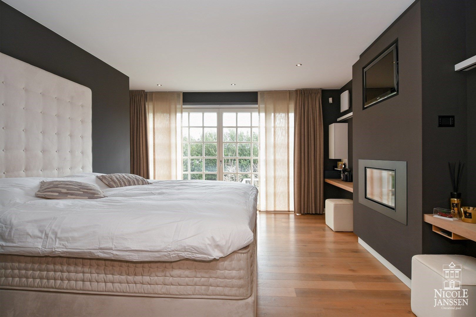 Luxueus en ruim ingedeeld landhuis met naastliggend garagegebouw met appartement foto 11