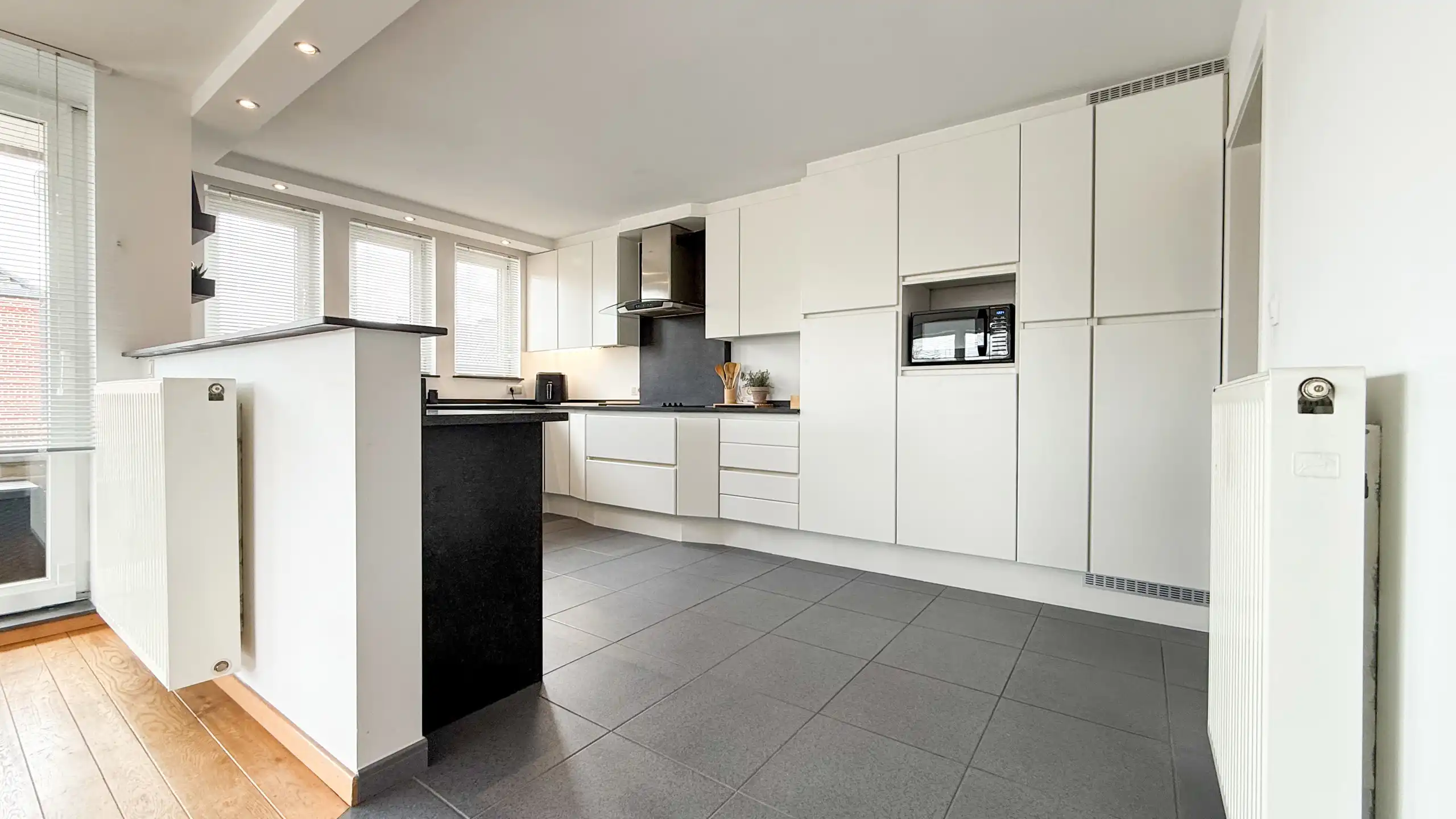 Zeer ruim appartement met 4 slaapkamers en parking in Tuilt! foto 6