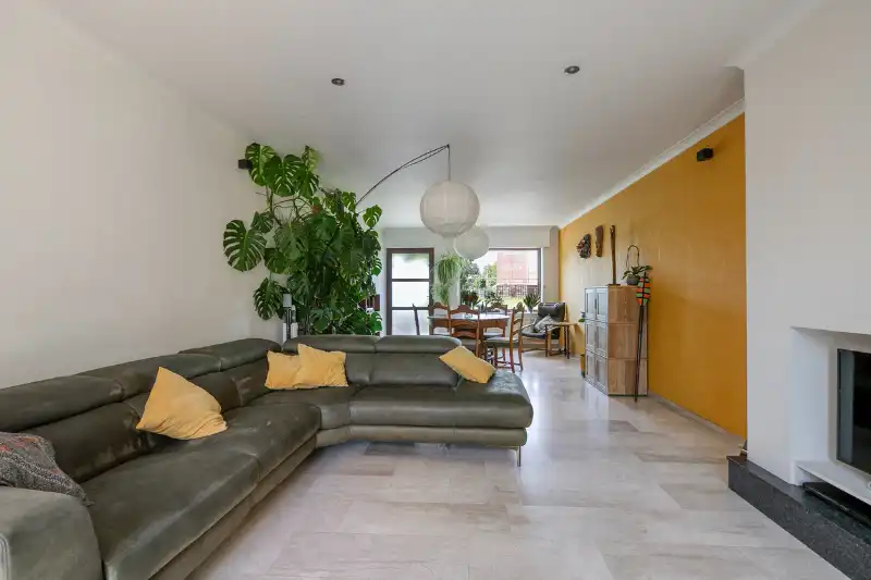 VERZORGDE INSTAPKLARE RIJWONING MET GARAGE EN GEZELLIGE TUIN foto 6