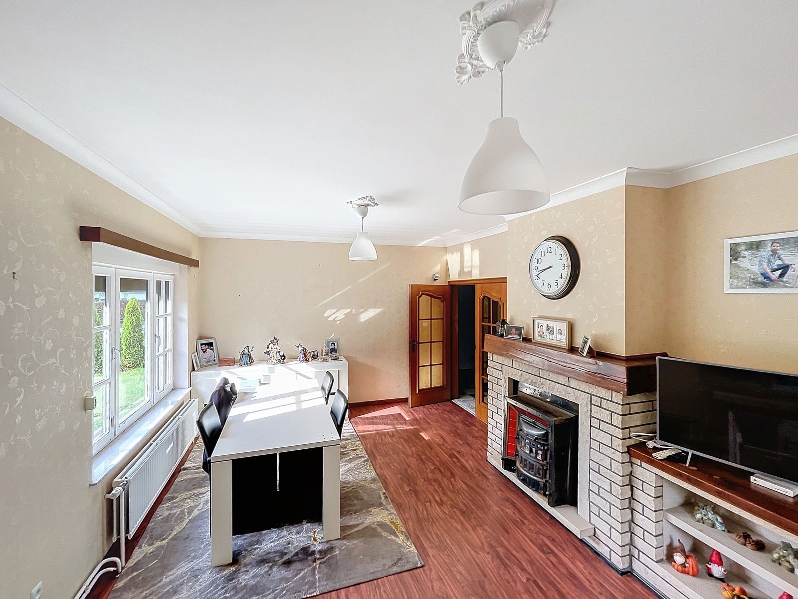 Zeer ruim huis met praktijk/pol. ruimte op terrein van 40a. foto 4