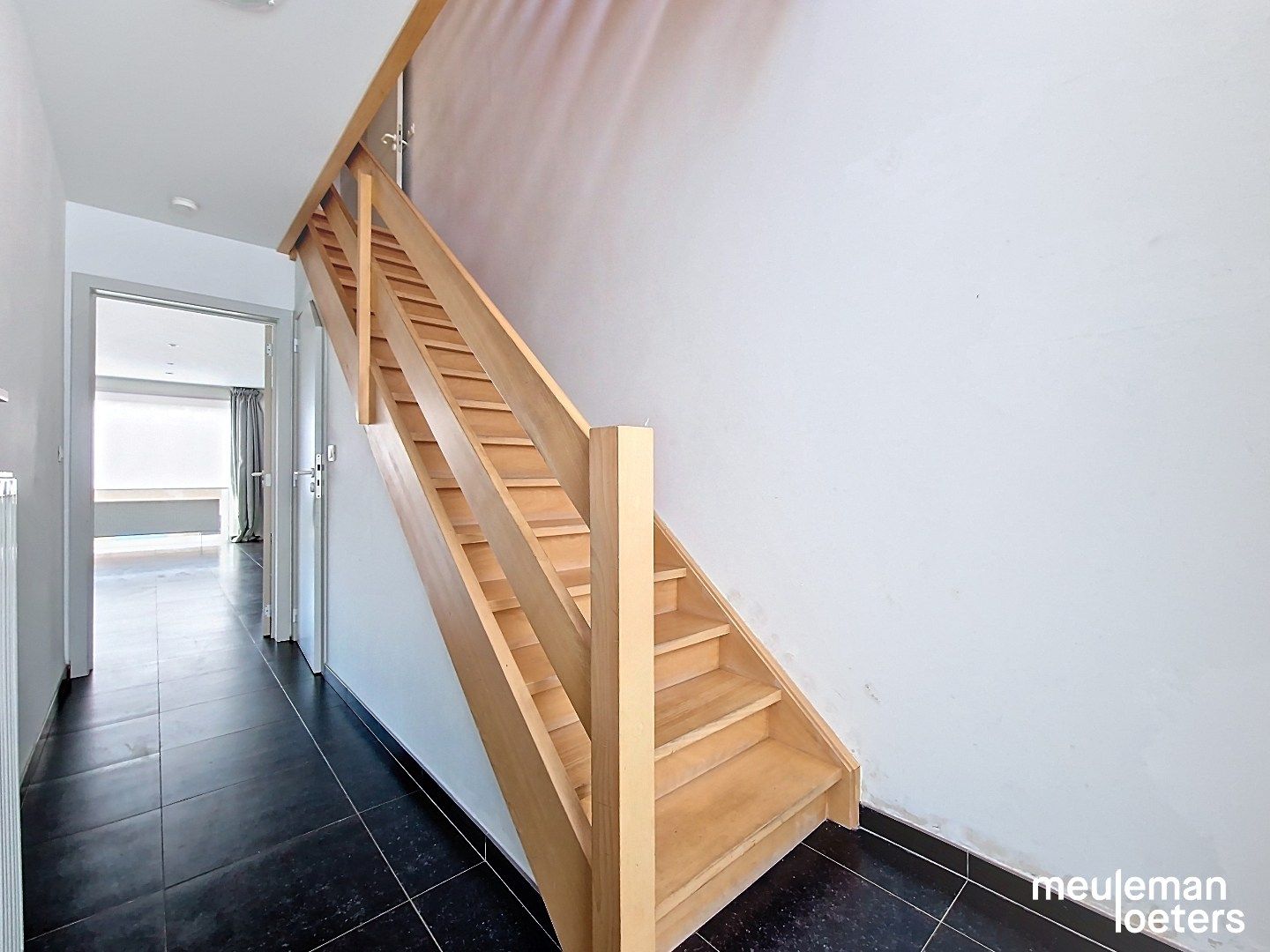 Ruime  halfopen woning met twee garages foto 9