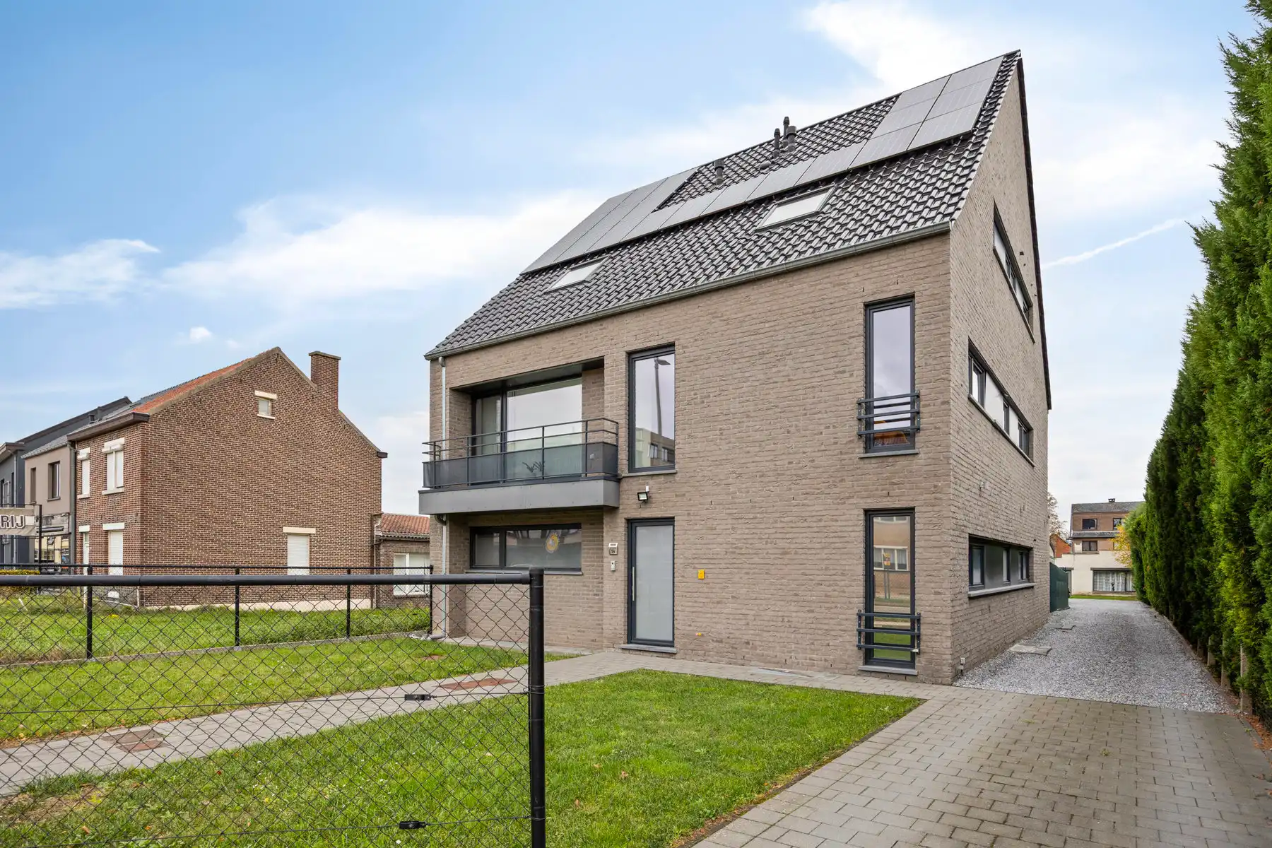 PRACHTIG AFGEWERKT EN ENERGIEZUINIG DUPLEX-APPARTEMENT (123 M2 WOONOPPERVLAKTE) (BRON: EPB) MET 2 SLAAPKAMERS, RUIM &nbsp;EN ZONOVERGOTEN TERRAS, EN AUTOSTANDPLAATS EN TUINBERGING TE NEERHAREN!&nbsp; foto {{pictureIndex}}