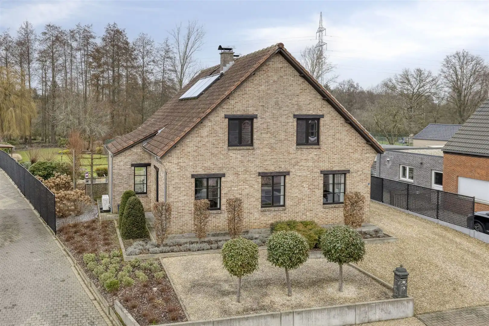 Hoofdfoto van de publicatie: TE KOOP: Prachtige villa op een perceel van 36a48ca te Koersel!