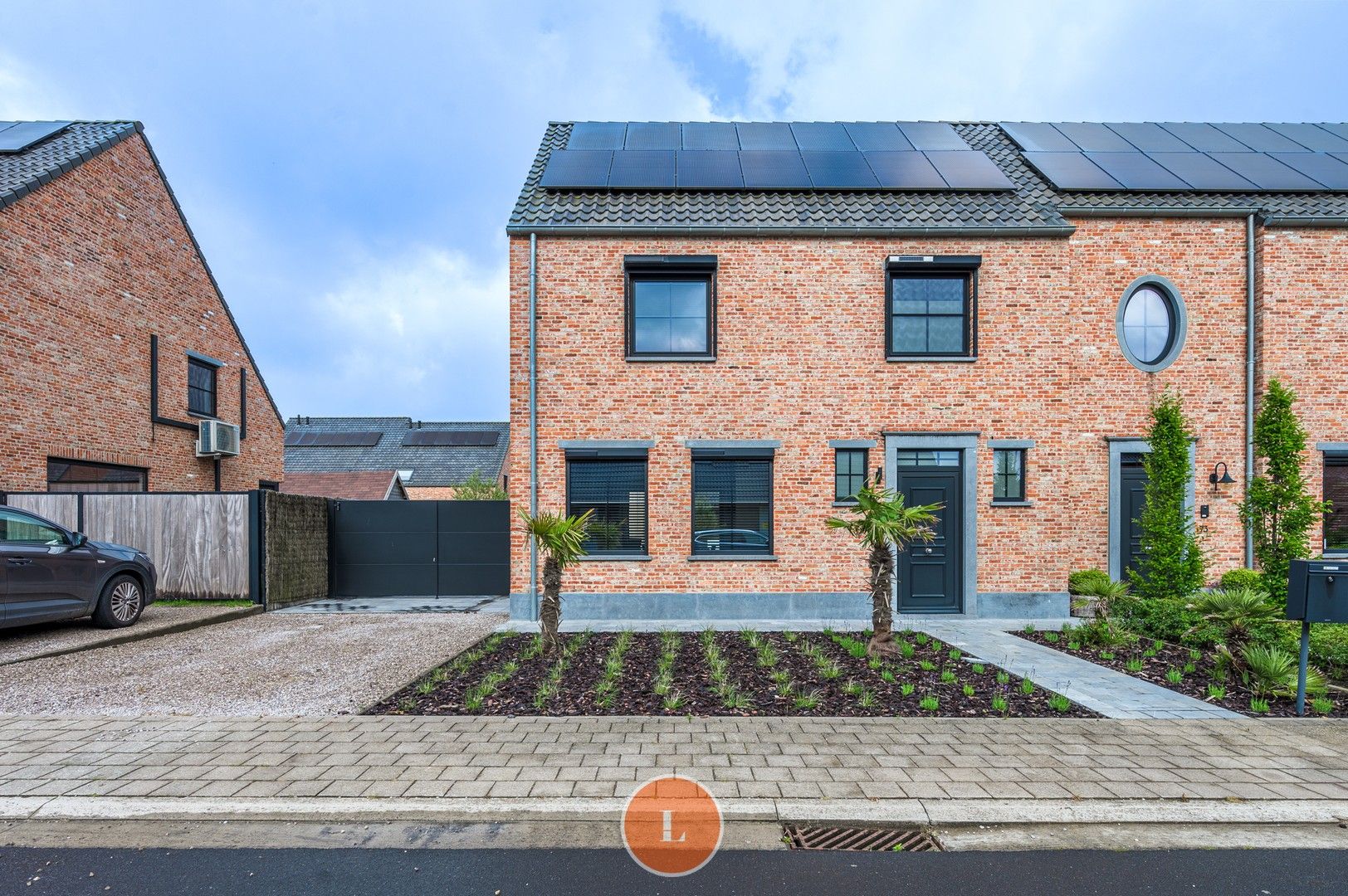Perfect afgewerkte halfopen woning met 3 slaapkamers te Roeselare. foto {{pictureIndex}}