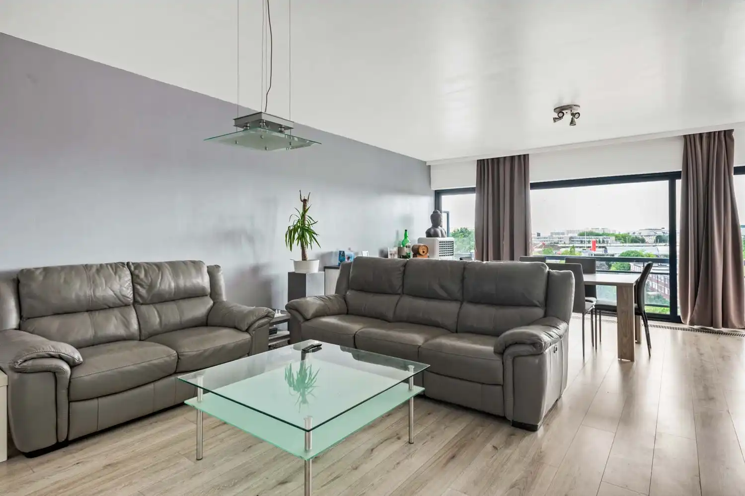 Instapklaar appartement met 2 slaapkamers, terras en autostaanplaats op centrale ligging in Merksem! foto 2