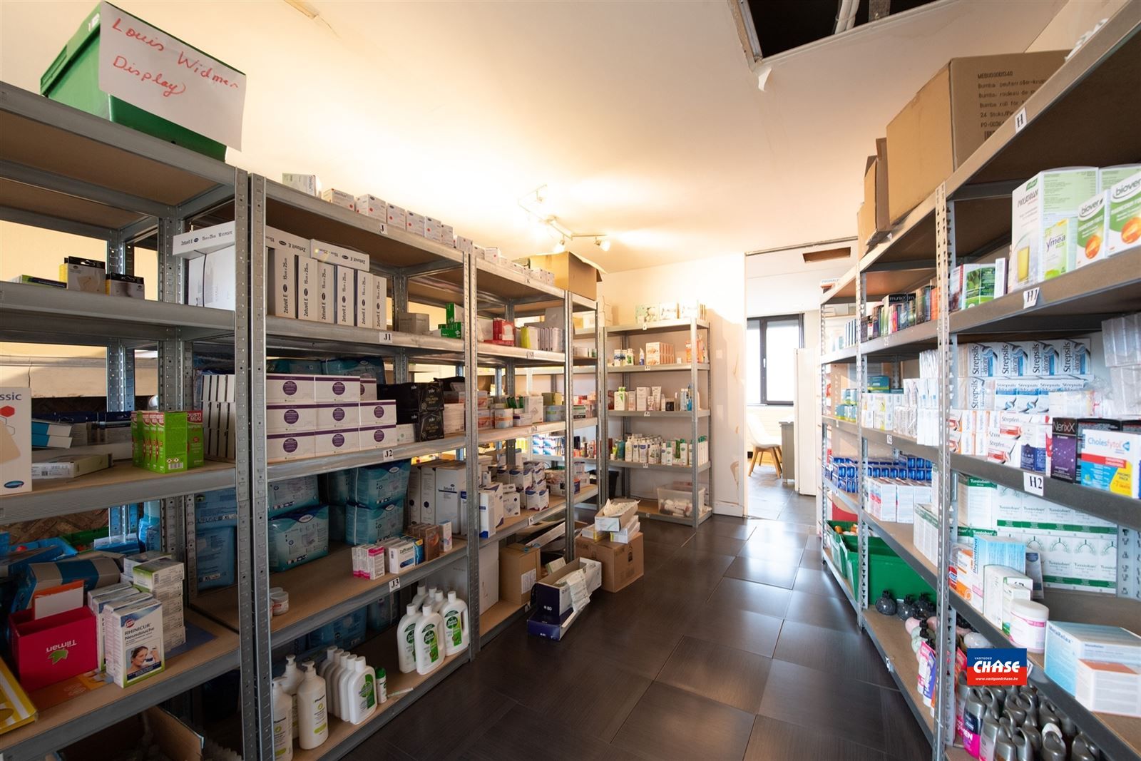 Handelshuis met groot appartement, garage en tuin foto 18