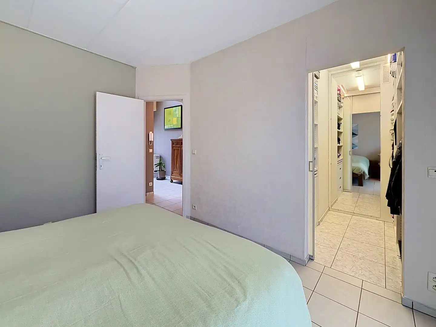 Instapklare bel-etage met drie slaapkamers, garage en zonnige buitenruimtes. foto 24