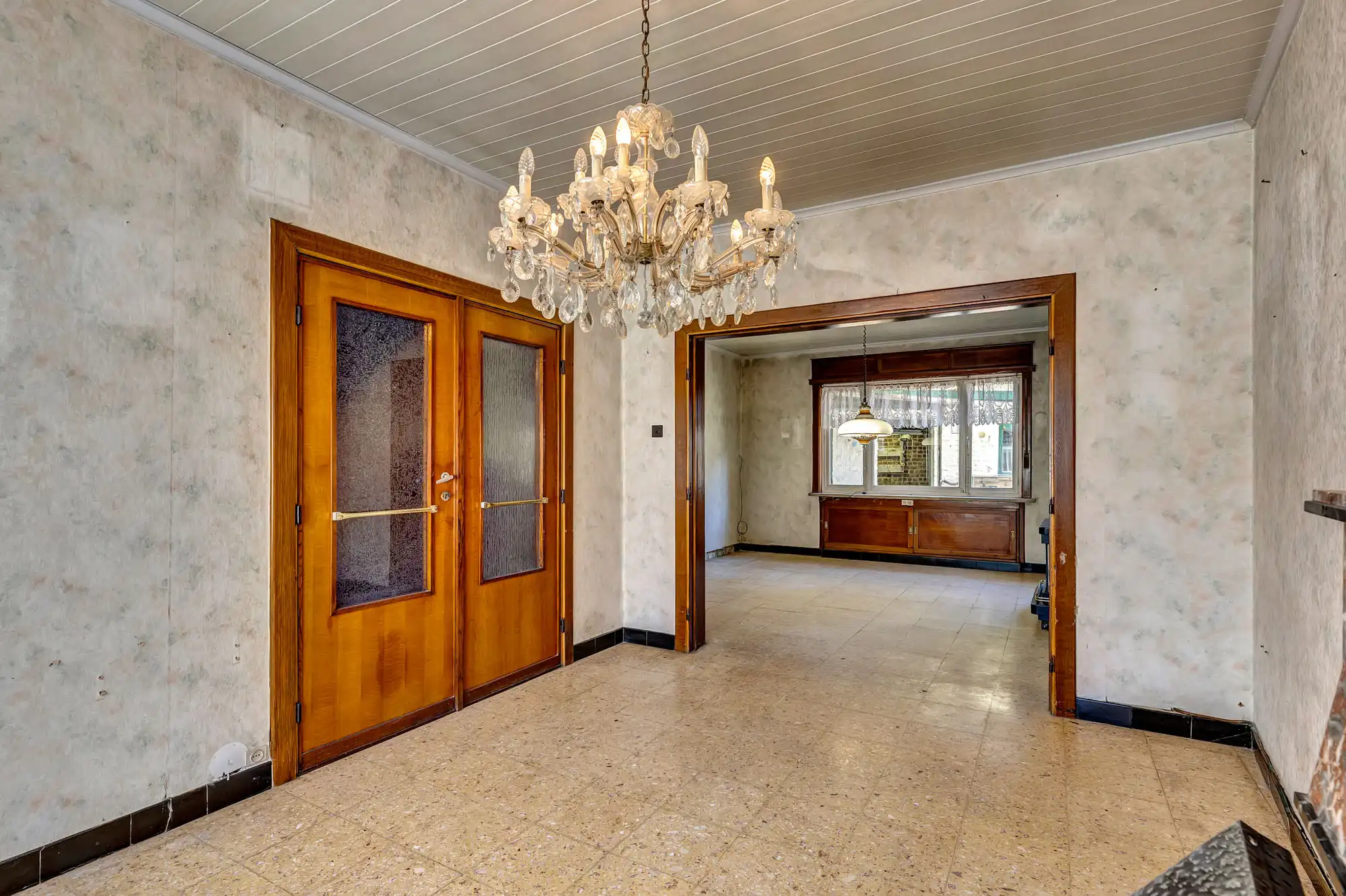 Te renoveren woning met garage foto 3