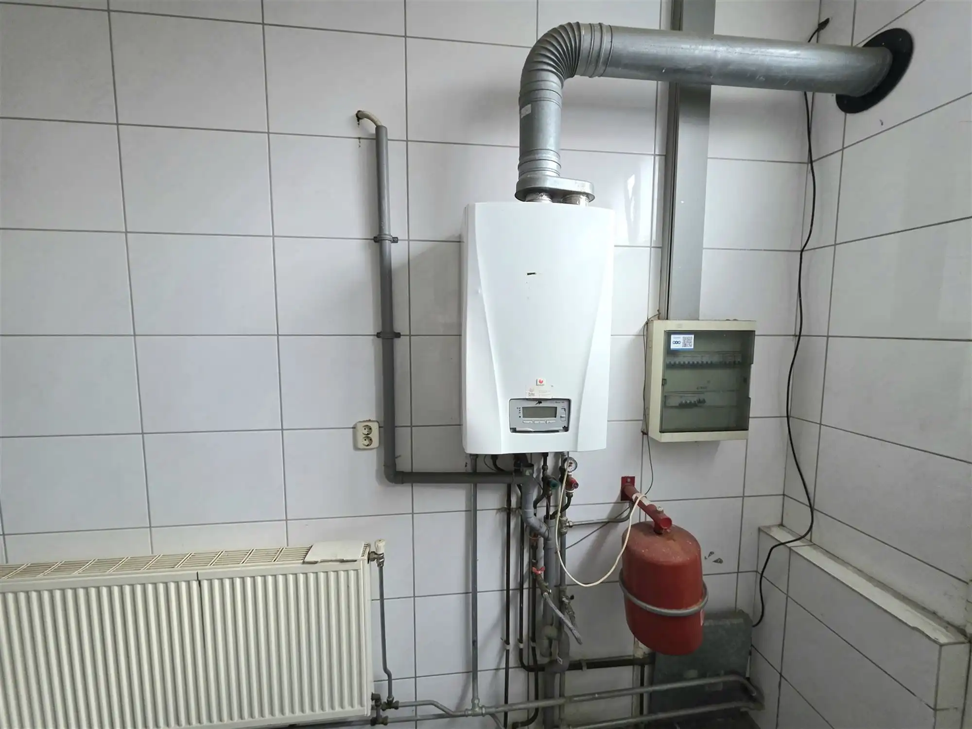 Commercieel pand vlakbij Zeshoek en Station foto 9