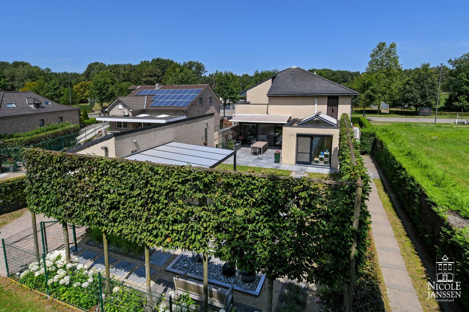 Hedendaagse gezinswoning met vier slaapkamers en verzorgde tuin foto 4