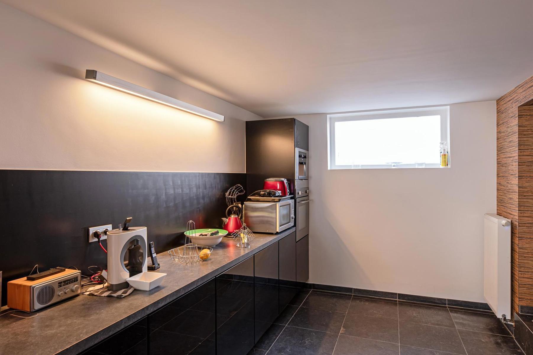 Woning met multifunctioneel gelijkvloers en magazijn/garage op een perceel van 536m². foto 11