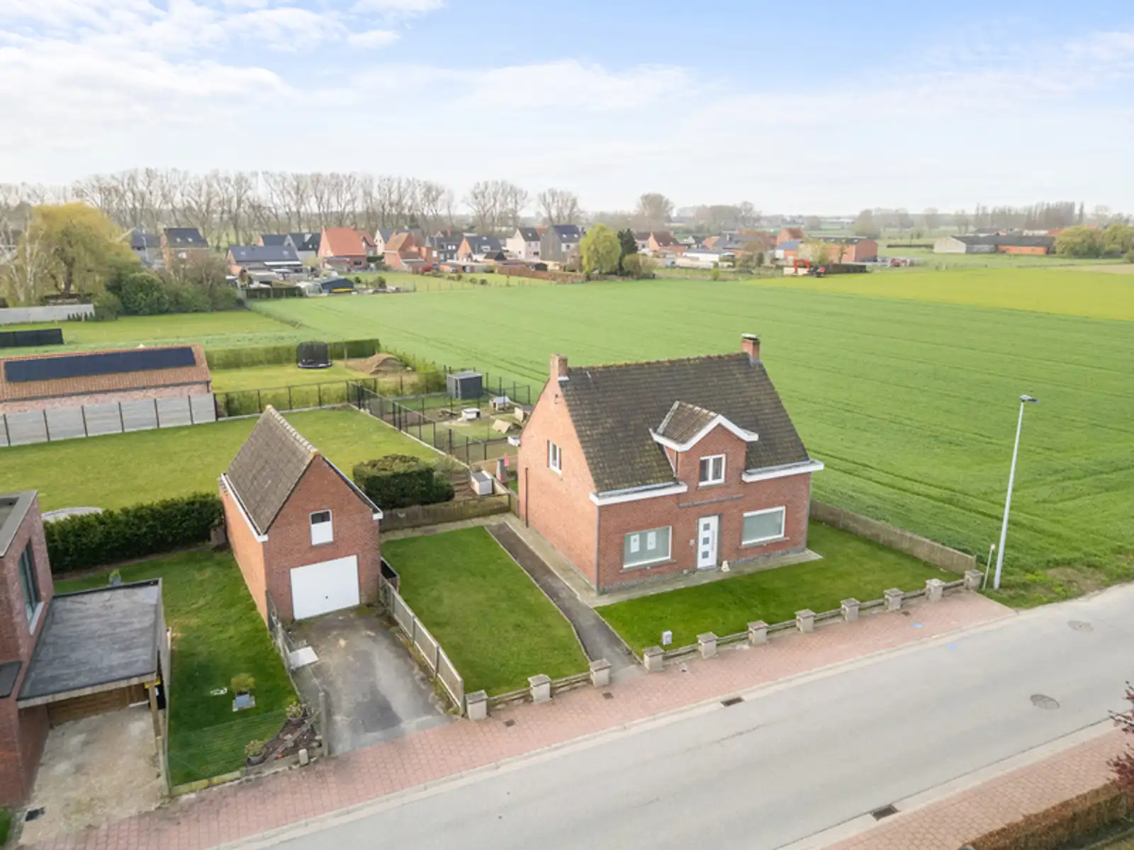 Hoofdfoto van de publicatie: Rustig gelegen alleenstaande woning met tuin en garage.